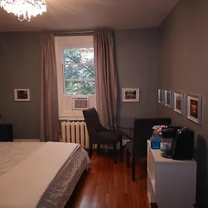 With King Bed In Shared 3 Bedroom Downtown Canada